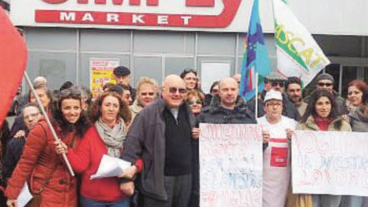 Chiude supermercato, clienti e residenti solidali