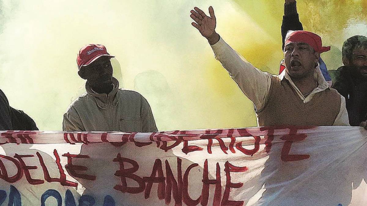 Lancio di uova contro le forze dell'ordine
