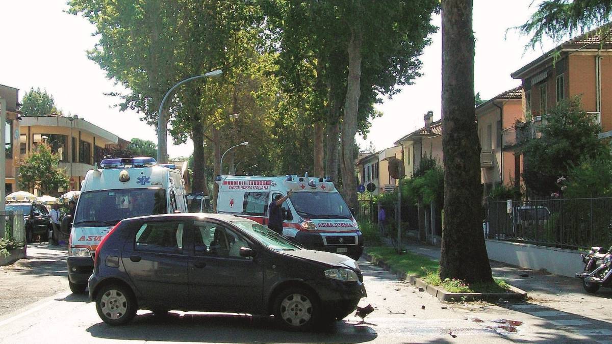Auto cappottata, gravi tre giovani