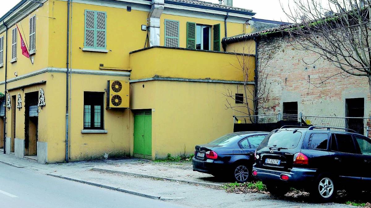 Trascinata a terra per rubarle l'incasso