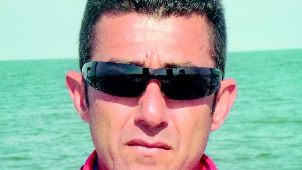 Urta l'amico e abbatte un palo
