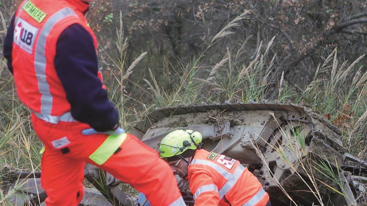 Il trattore si rovescia: muore un 63enne