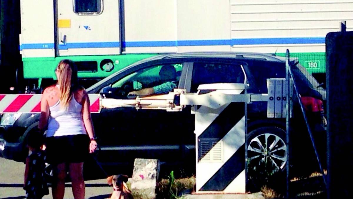 Auto intrappolata nel passaggio a livello