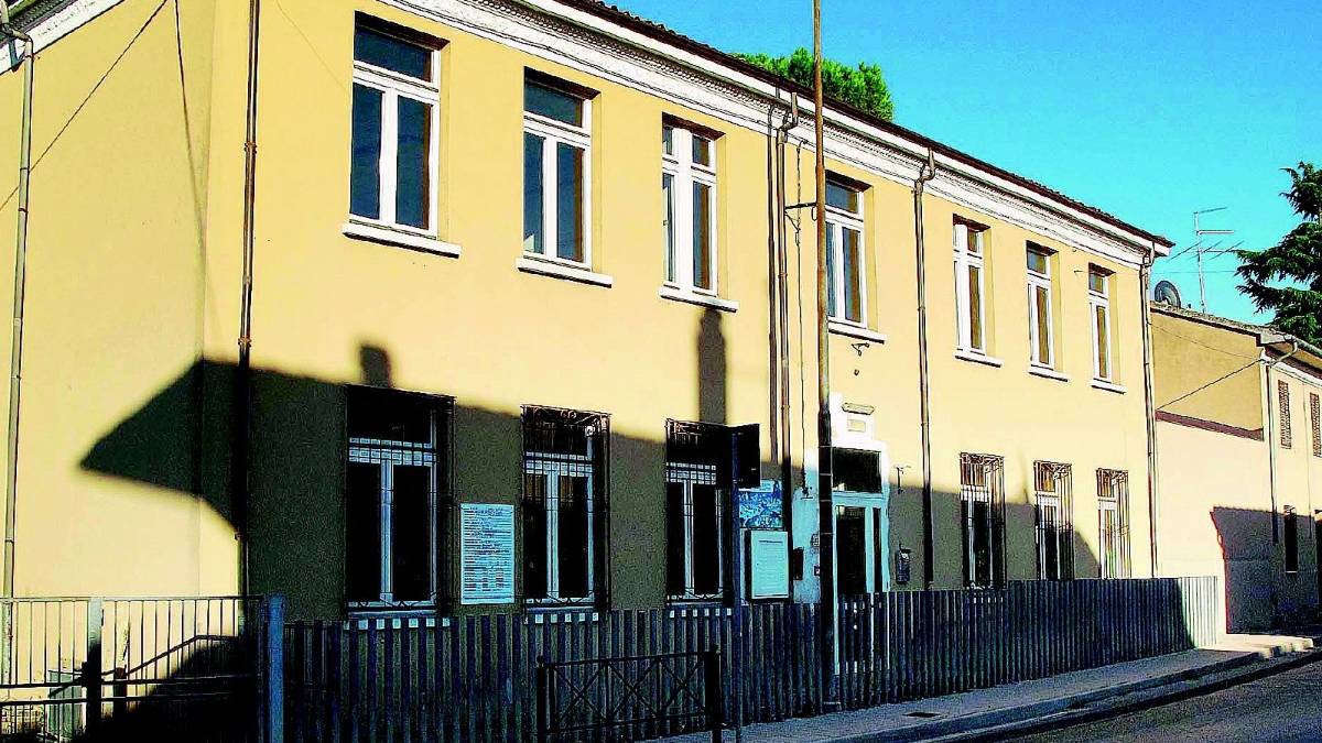 Proiettili ad aria compressa contro i bimbi della scuola elementare
