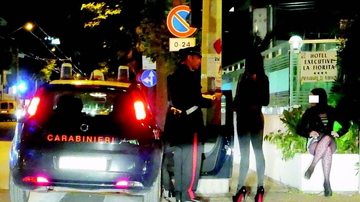 Sorpreso con due prostitute, multato il primo cliente