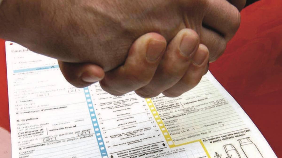 Assicuratore scappa con un milione dei clienti
