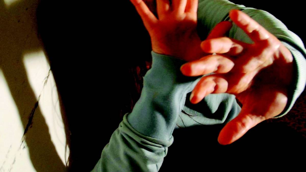 Picchia per un anno mamma e papà, il giudice la caccia da casa