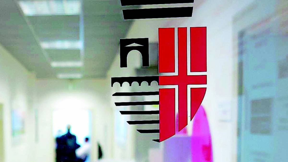 Timbra il cartellino e lascia l'ufficio, ex dirigente finisce sotto processo