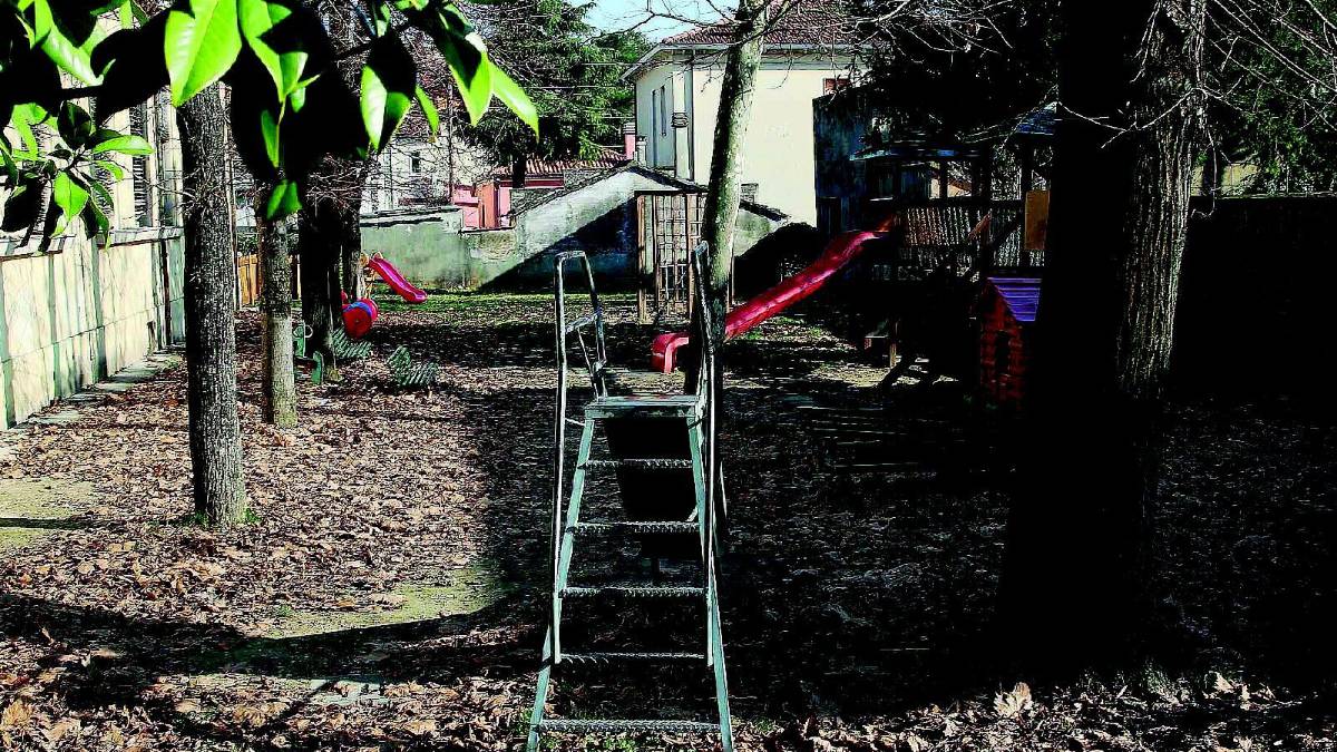 Fuori pericolo il bimbo impiccato con la sciarpa
