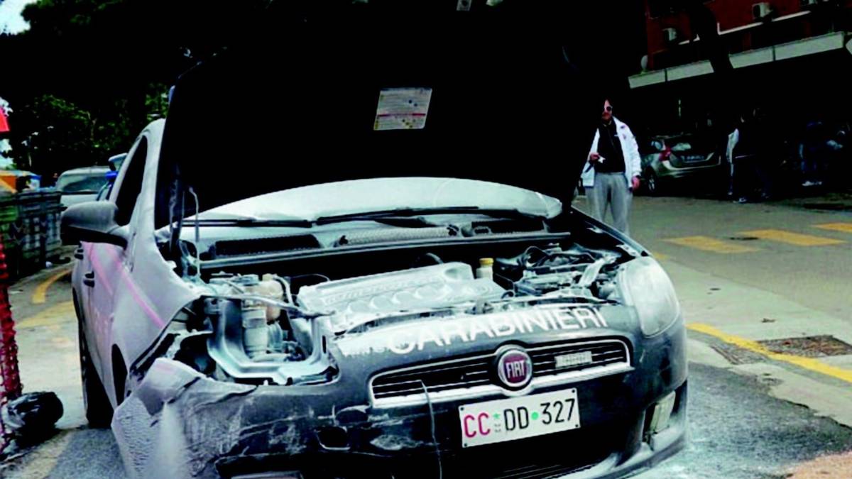 Folle corsa in auto tra i passanti terrorizzati
