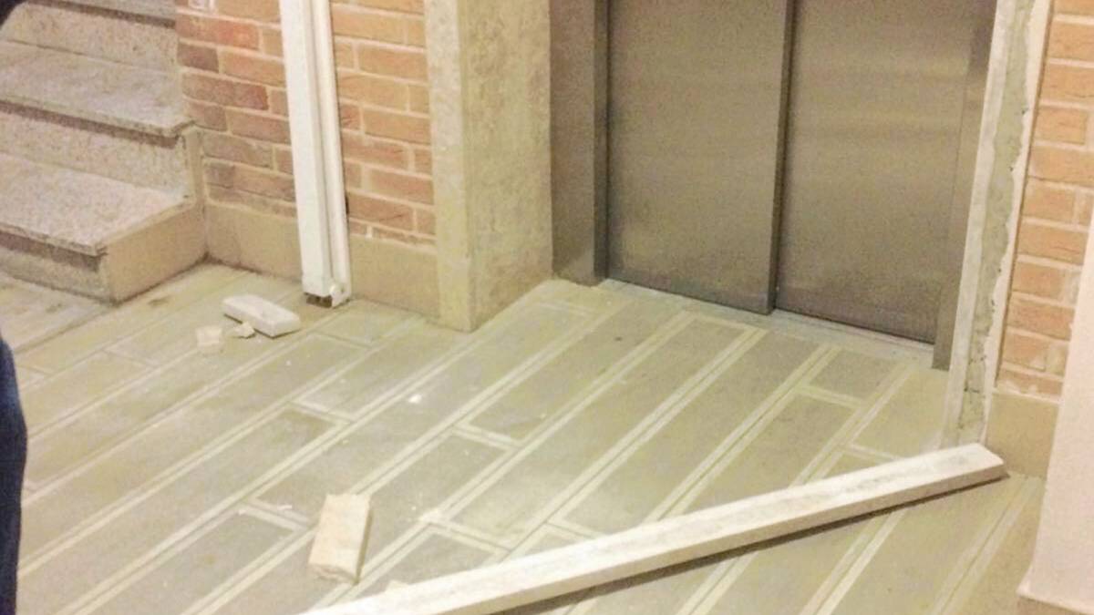 Gioca con gli amichetti al Foro. Ferito da una lastra di marmo