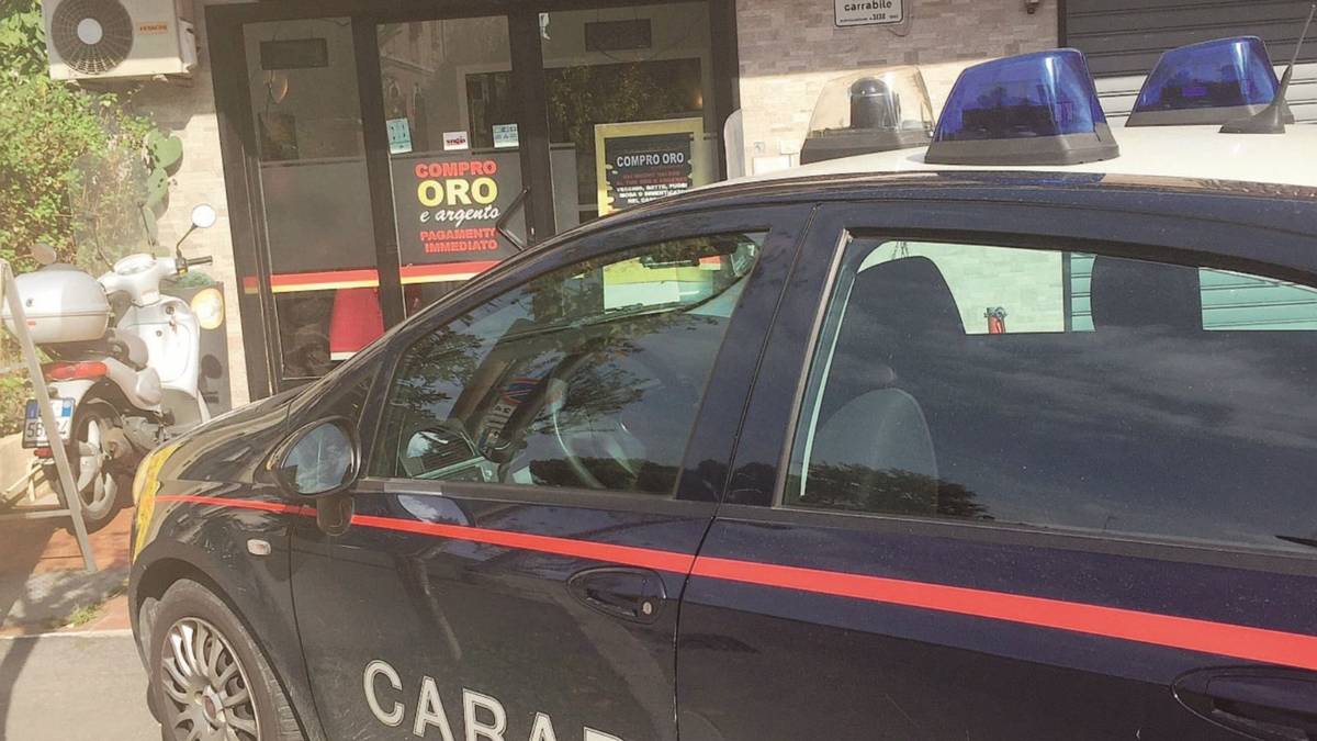 Rapina compro oro armato di balestra