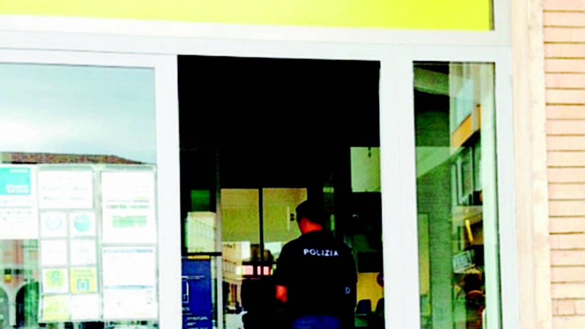 Tentano la truffa alle poste di Piazza della Libertà