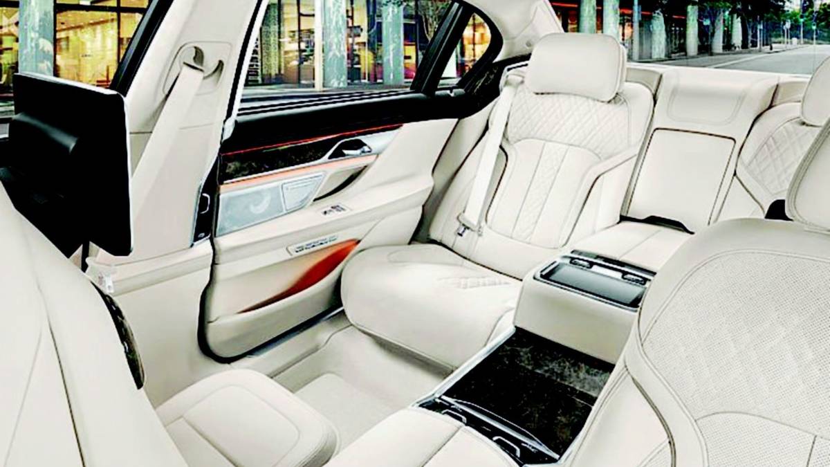 Lascia l'auto di lusso in un garage privato, gliela prendono per far colpo sulle ragazze