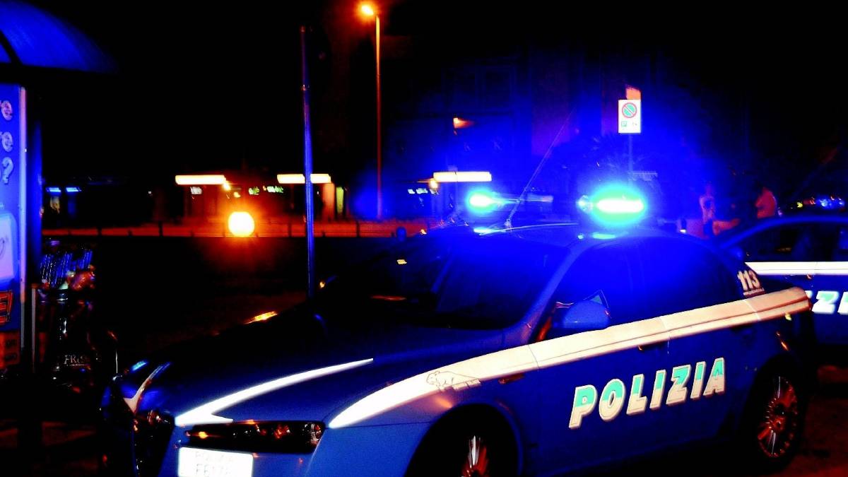 Lancia il coniglio dal terzo piano dopo una lite con la compagna