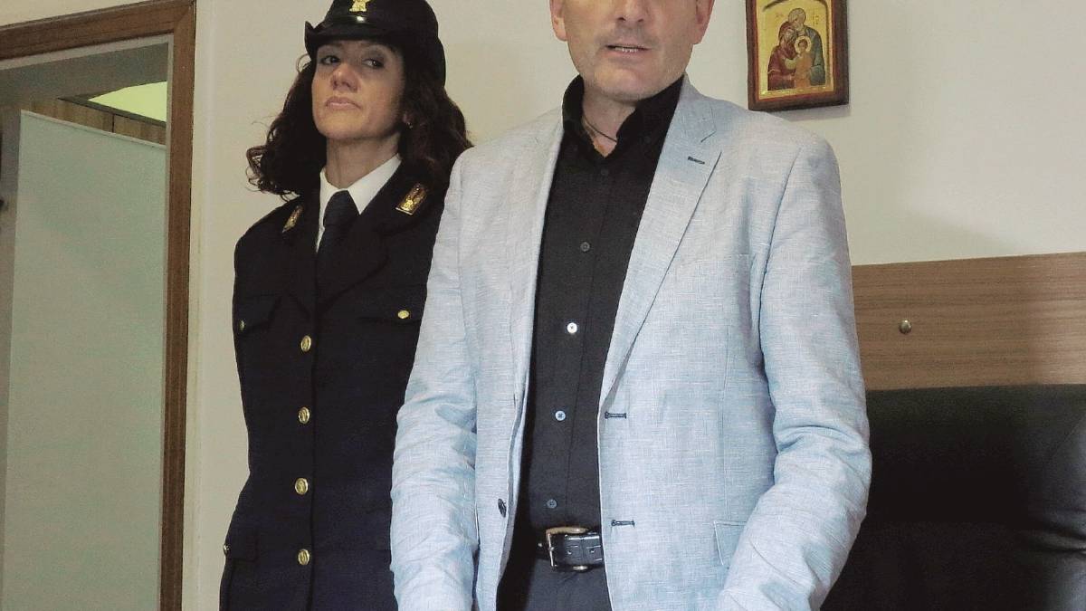 Minacce e maltrattamenti, padre in manette