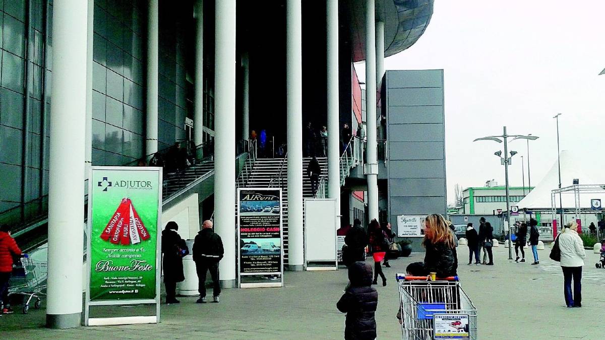 Falso allarme incendio, Iper evacuato