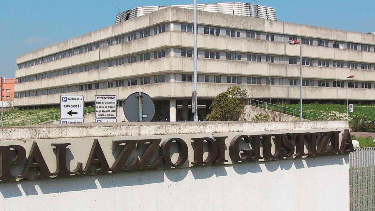Violenza sulla fidanzatina del figlio: al via il processo a carico di un 44enne