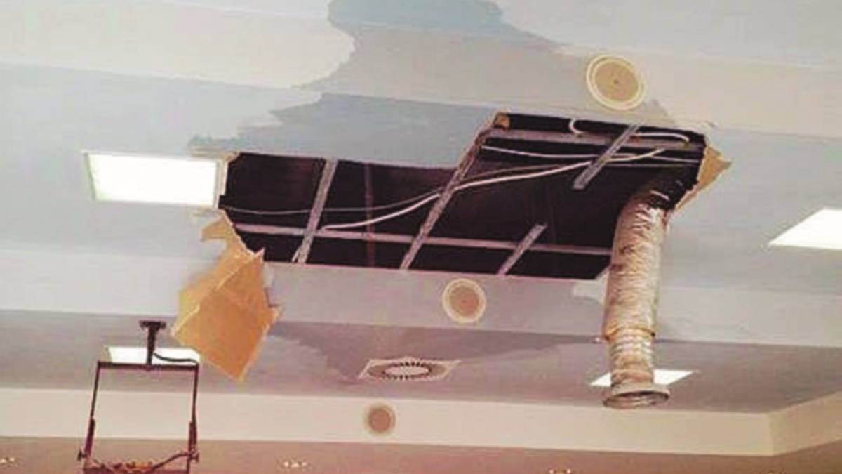 Crolla un pezzo di controsoffitto nell'Aula magna dell'Itip Bucci