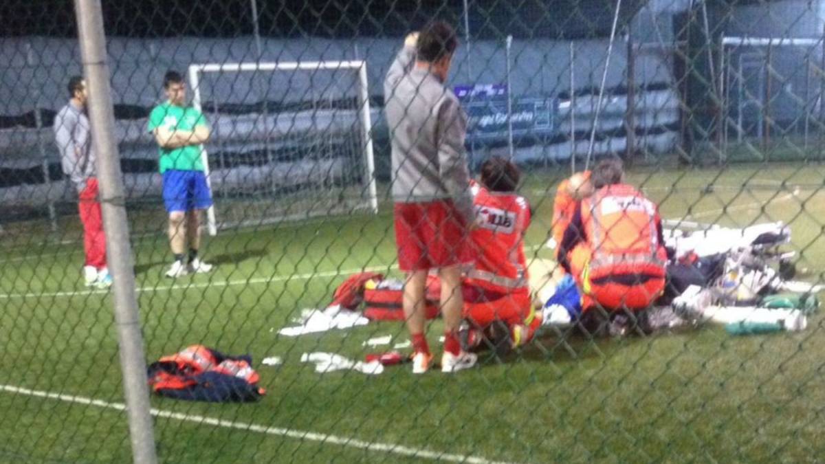 Muore mente gioca a calcio a 5 con gli amici