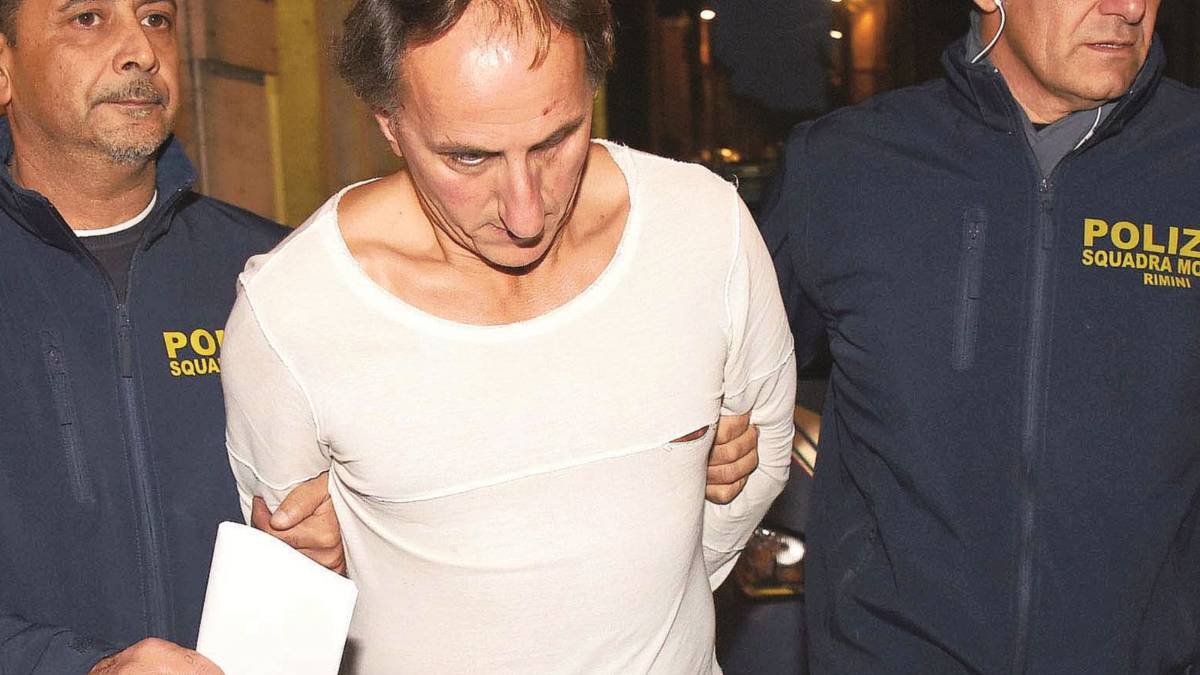 Sequestra una automobilista e la costringe a fare bancomat