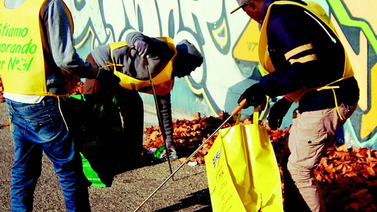 Profughi e volontari per ripulire i giardini Speyer