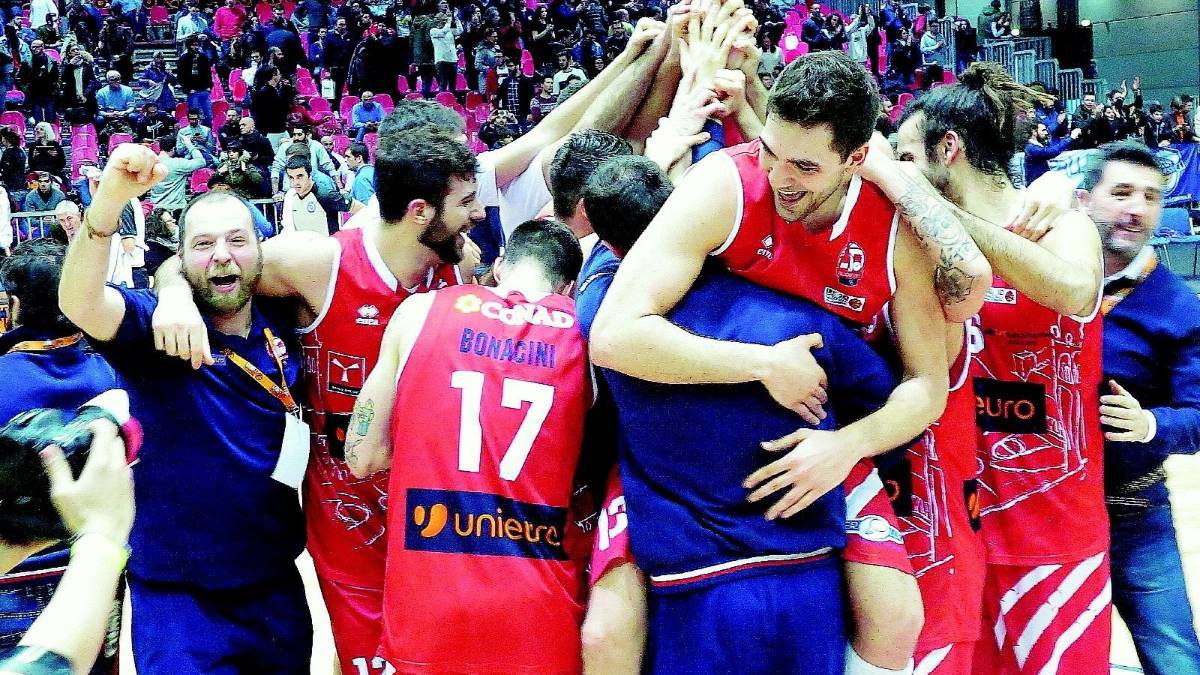 L'Unieuro Forlì alza la coppa Italia di serie B