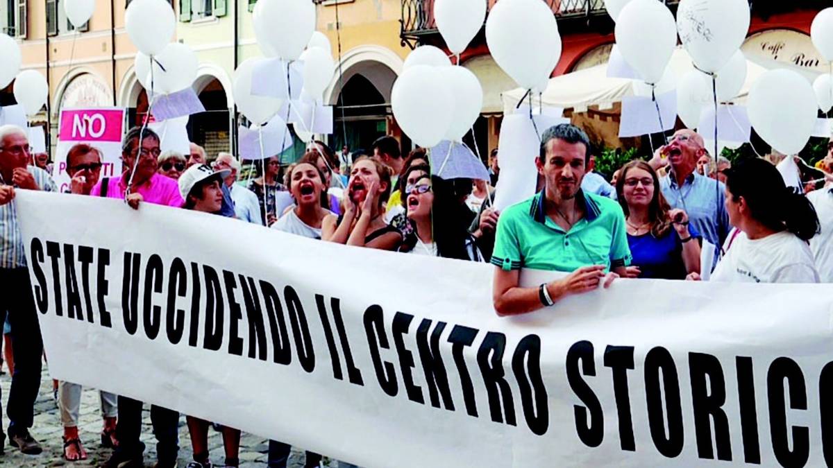 Piazza della Libertà, aria di denunce per il raid