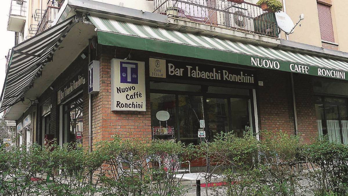 Coltello alla gola al barista ma per fortuna arriva un cliente