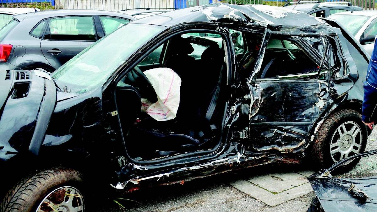 Vola con l'auto contro un albero