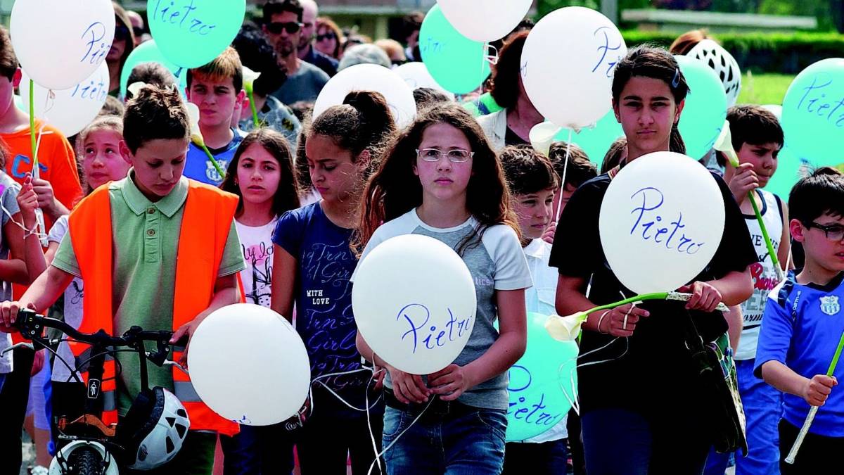 Magliette e palloncini per l'addio al piccolo Pietro