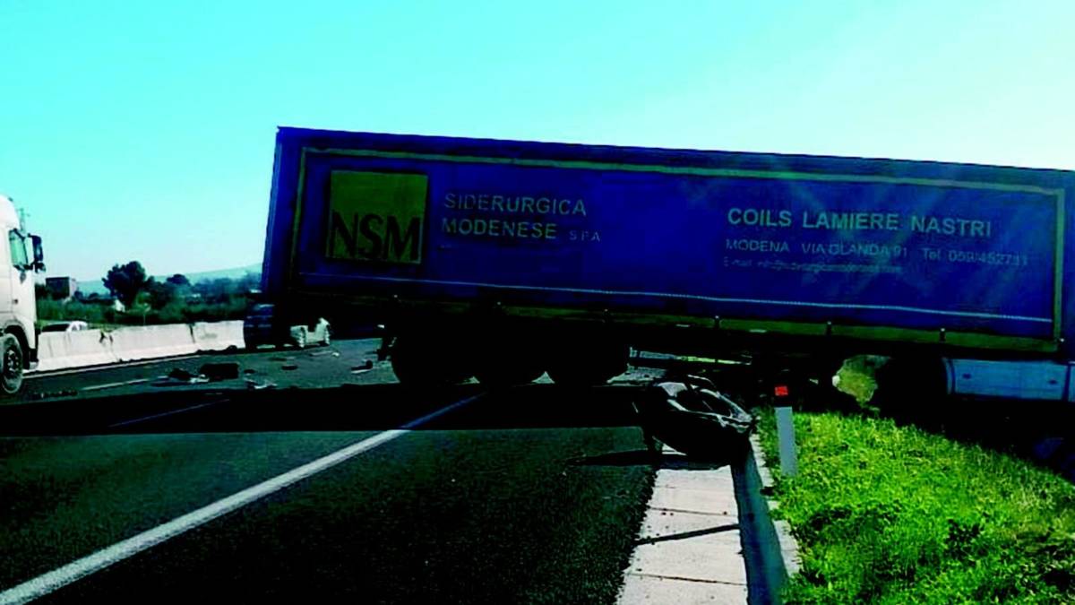Autoarticolato sbanda e salta nella carreggiata opposta