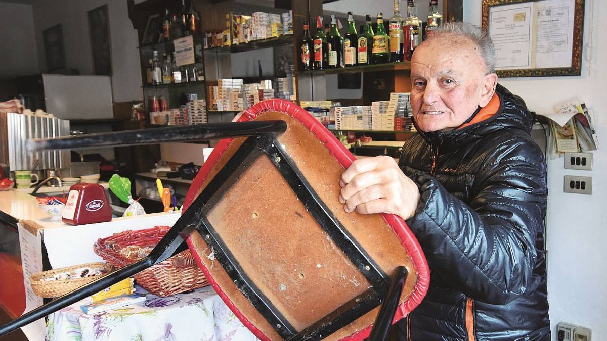 Adolescenti tentano una rapina, barista 81enne li mette in fuga