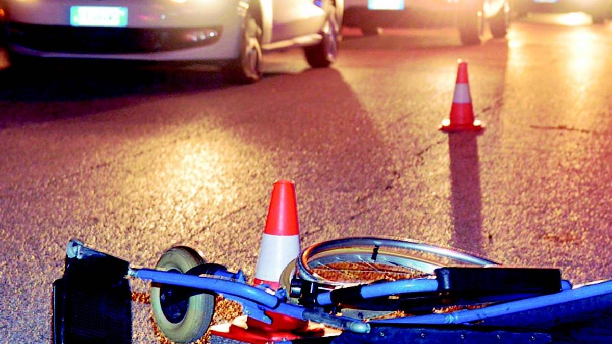 Auto pirata travolge tre persone sulle strisce, una muore