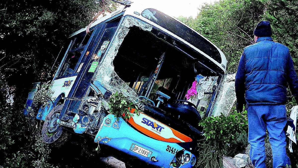 Autobus si rovescia e cade in un giardino