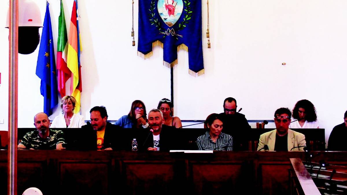 Insulti e vaffa del sindaco Gennari al Pd