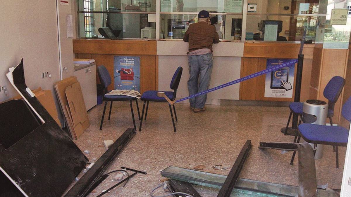Sradicano bancomat e fuggono