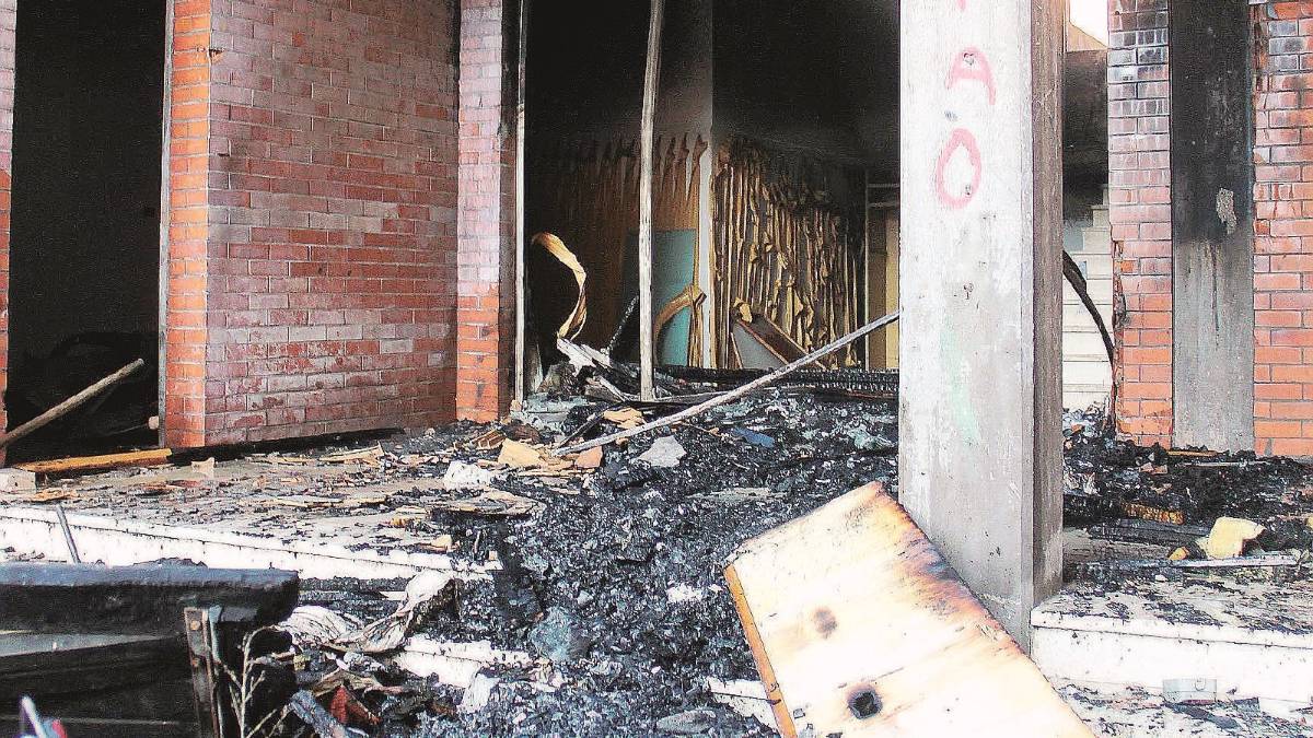Incendio all'alba nella colonia abbandonata