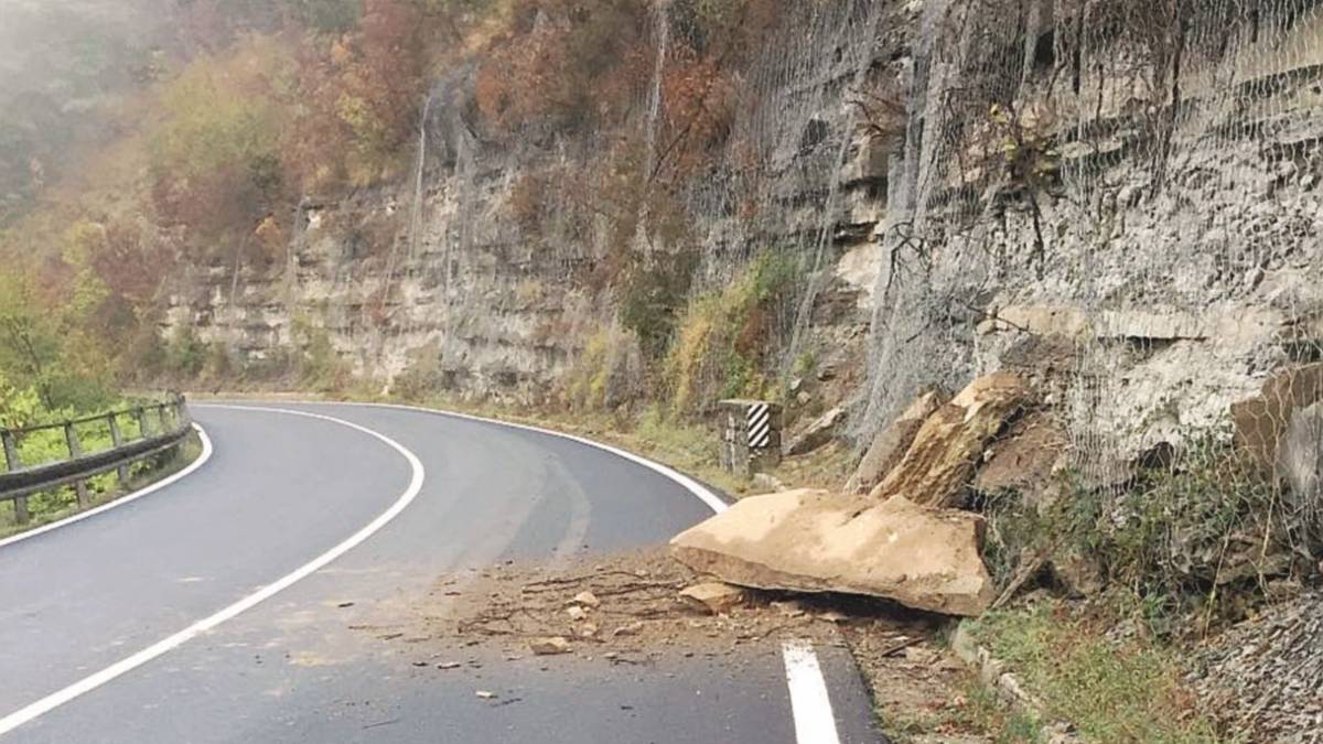 Piove, cadono massi sulla Ss67