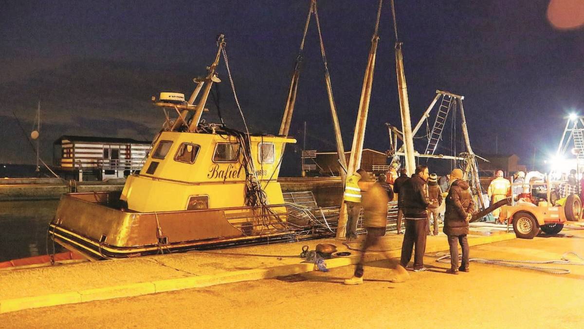 Proseguono le operazioni di recupero dell'imbarcazione affondata