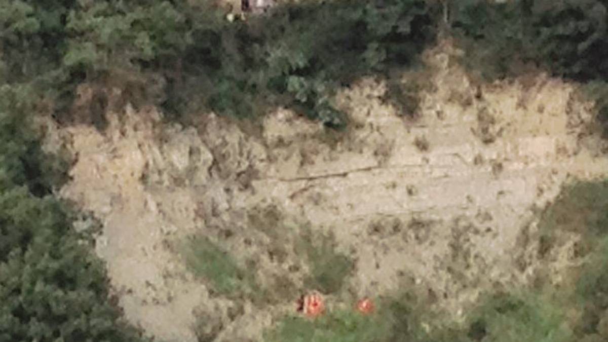 Cade col trattore da un dirupo e muore