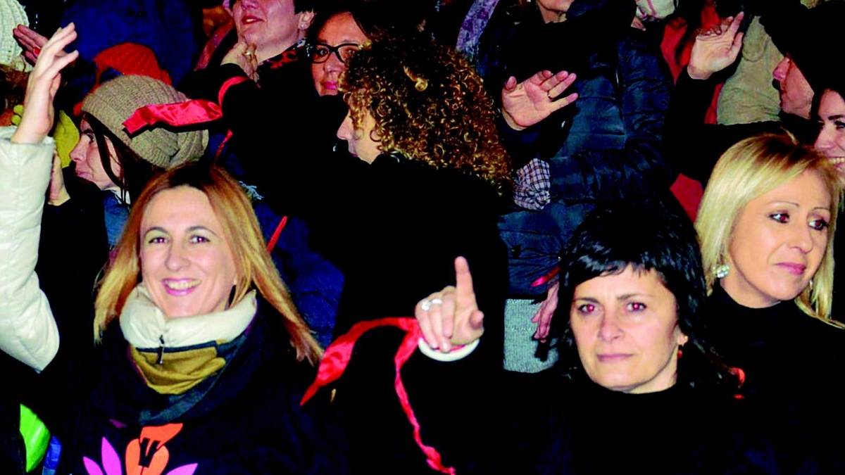 Donne, piazza gremita contro la violenza
