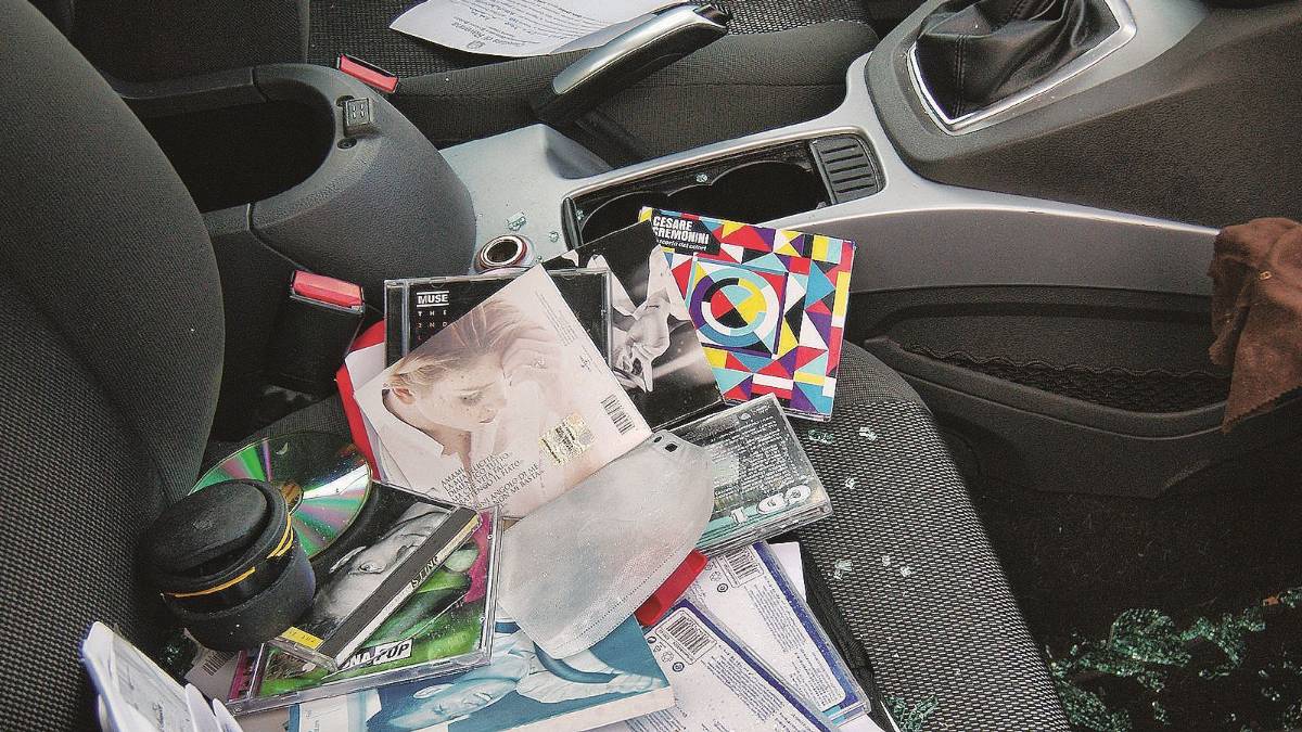 Furti in auto, vetri infranti per rubare spiccioli