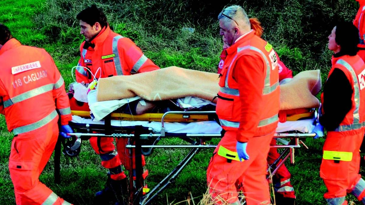 Cade da 12 metri, grave operaio