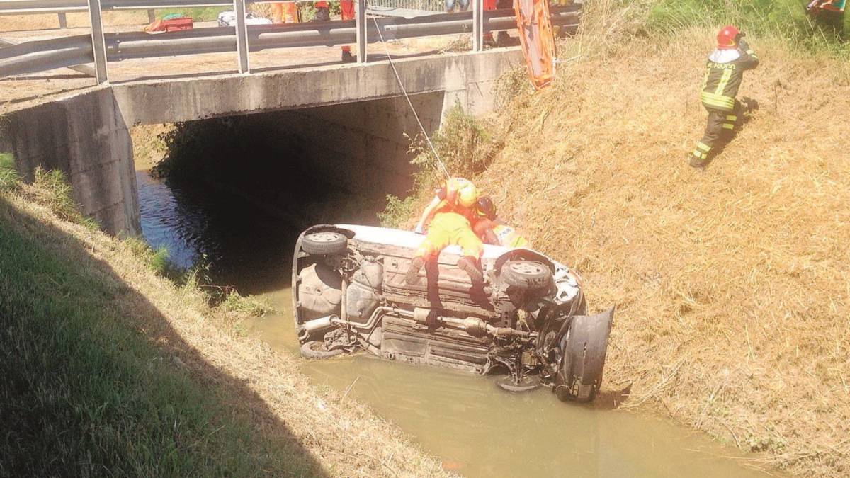 Nel fosso con l'auto: ferita una donna