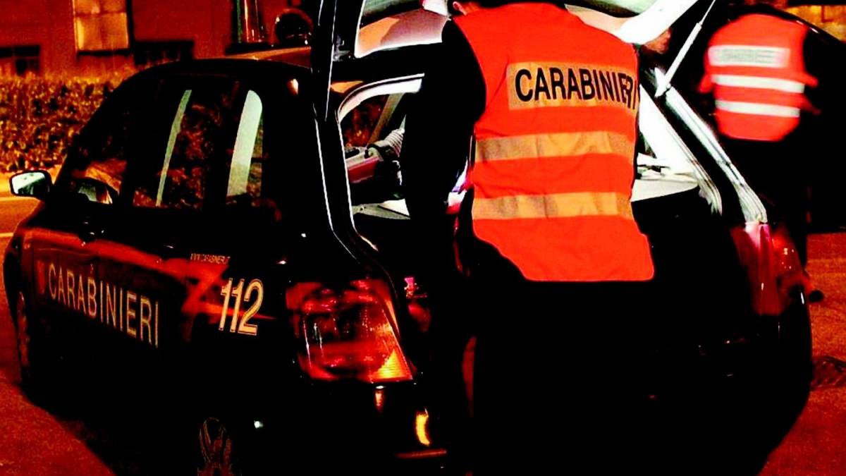 Esce in strada in pigiama di notte in cerca della sua mamma