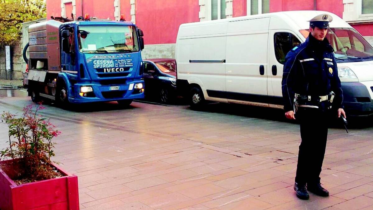 Olio in strada, giornata di passione in via Battisti