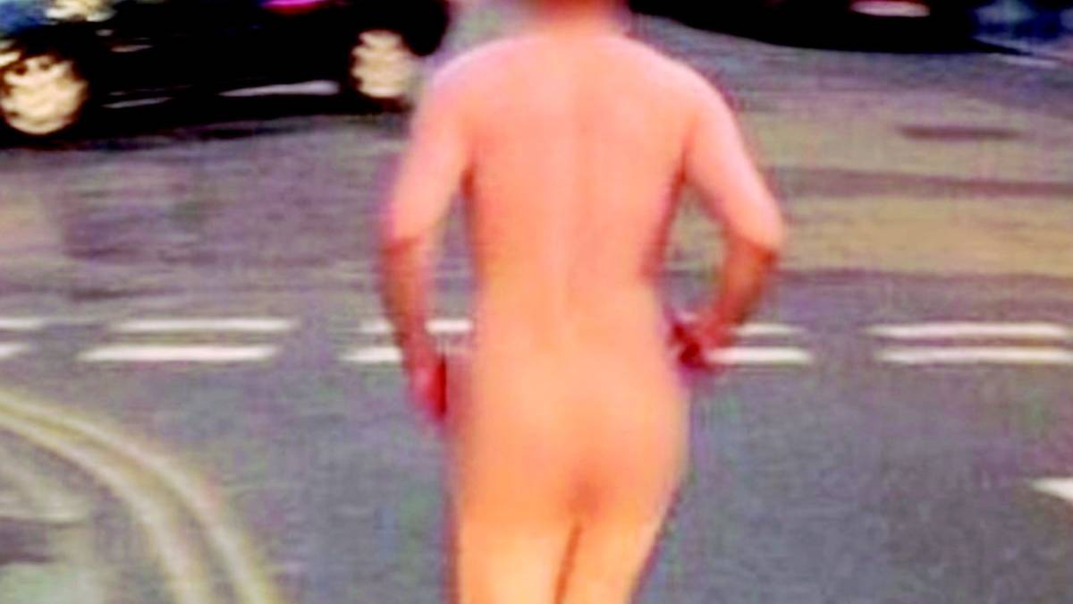Scappa nudo da casa della fidanzata per sfuggire all'aggressione