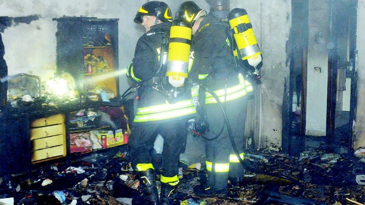 Casa devastata dalle fiamme, salvato disabile