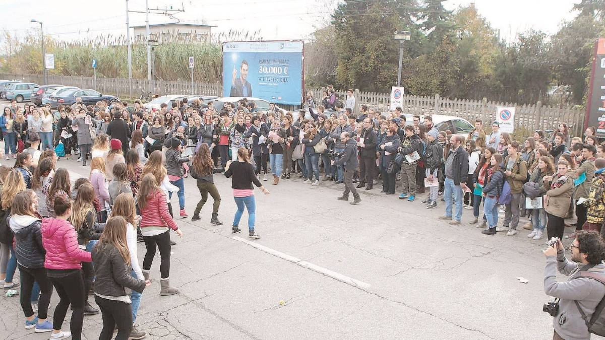 Gli studenti fermano il traffico con il flash mob